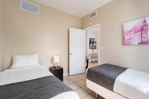 South Beach Two Bedroom Apartment - image 8