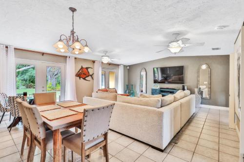 Estately Gardens at Fogarty Point - main image