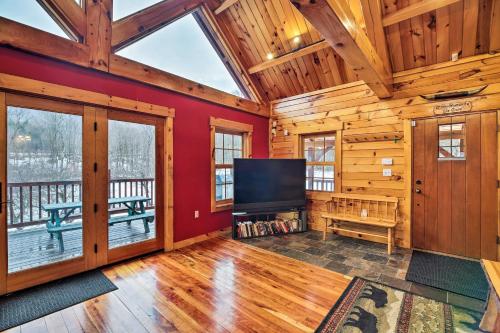 Ski Lodge Mtn Retreat with Fire Pit, Deck and Views! in 普拉茨堡