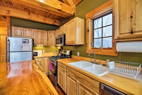 Ski Lodge Mtn Retreat with Fire Pit, Deck and Views! in 普拉茨堡