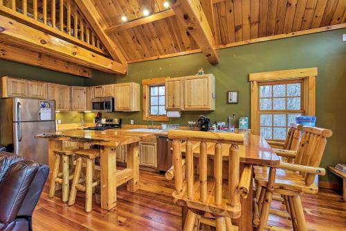 Ski Lodge Mtn Retreat with Fire Pit, Deck and Views! in 普拉茨堡
