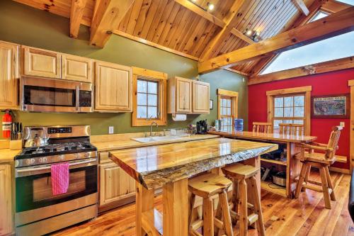 Ski Lodge Mtn Retreat with Fire Pit, Deck and Views! in 普拉茨堡