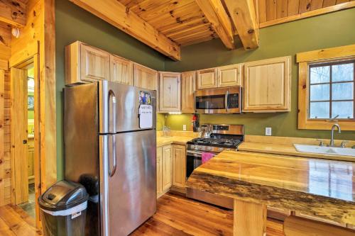 Ski Lodge Mtn Retreat with Fire Pit, Deck and Views! in 普拉茨堡