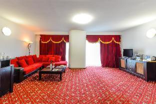 Phoenicia Grand Hotel - image 13