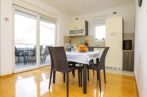 Apartments with a parking space Novalja Pag - 17364