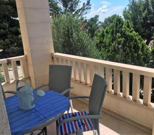 Apartments with a parking space Bol Brac - 18008