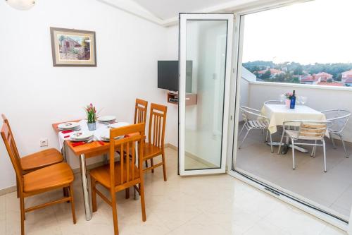 Family friendly apartments with a swimming pool Novalja Pag - 17051 - image 6