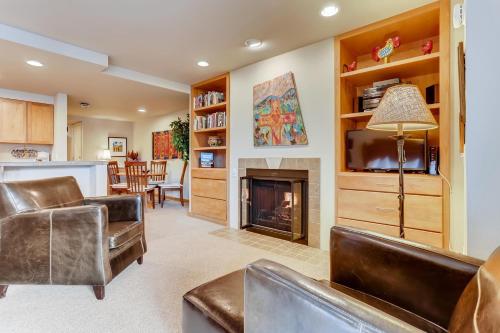 Renovated Studio- Kids Ski free & On Shuttle Route! condo - image 6
