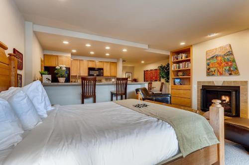 Renovated Studio- Kids Ski free & On Shuttle Route! condo - image 4