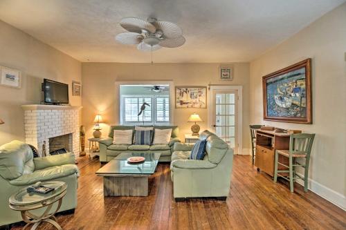 Charming Lake Worth Abode with Outdoor Oasis! in Lake Worth, USA