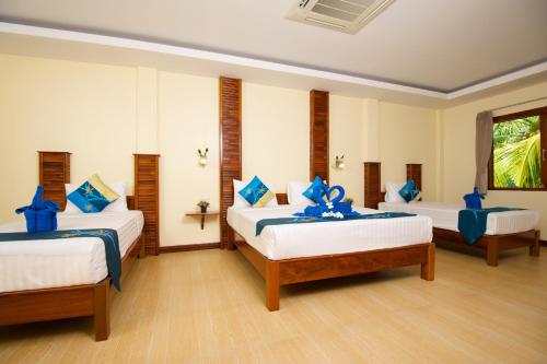 1 double bed, 2 twin beds