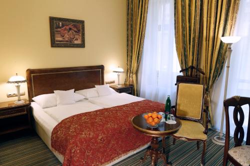 Double or Twin Room image 5