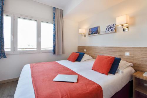 1 double bed, 1 bunk bed, 2 sofa beds