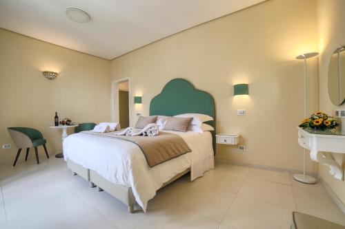 Palazzo Confalone Hotel Palumbo is conveniently located in the popular Ravello area. The hotel offers a high standard of service and amenities to suit the individual needs of all travelers. 24-hour front desk, luggage 