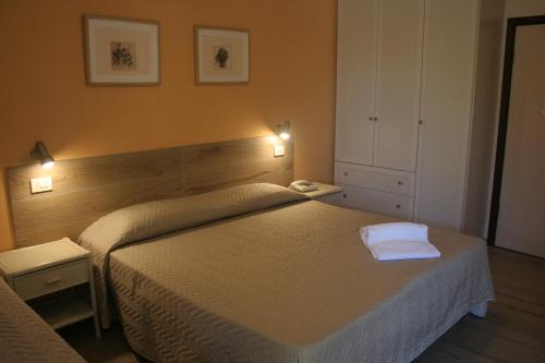 1 queen bed, 1 twin bed