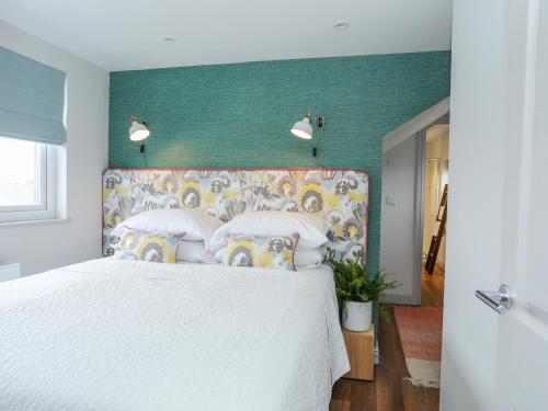 Burton Apartment - image 11