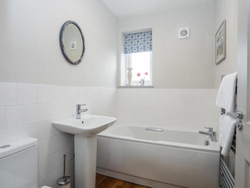 Burton Apartment - image 8