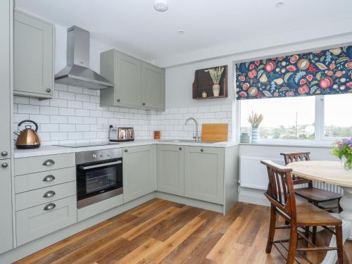 Burton Apartment - image 10