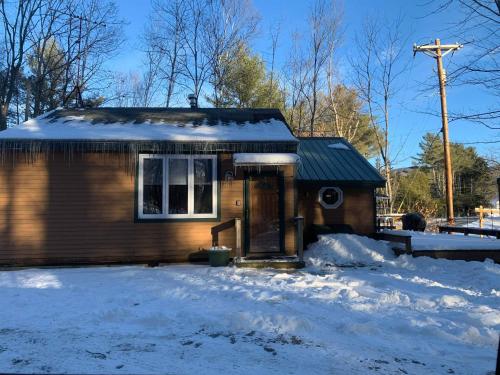 Brook Road Cabin in Goshen, USA