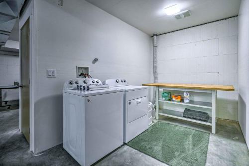 Modern Leavenworth Cabin with Hot Tub Games and More! - image 2