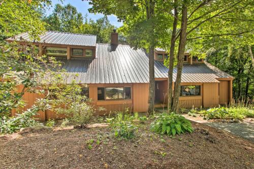 Lincoln Condo with Amenities and Shuttle to Loon!