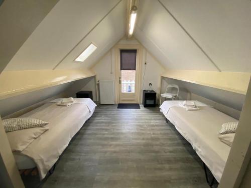 1 double bed, 2 twin beds