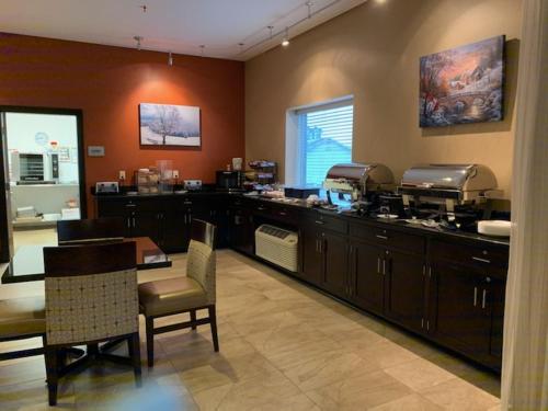 Berlin Grande Hotel The 3-star Berlin Grande Hotel offers comfort and convenience whether youre on business or holiday in Wooster (OH). The hotel offers a wide range of amenities and perks to ensure you have a great tim