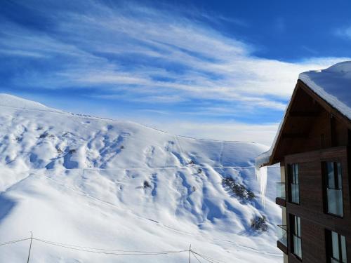 Studio with Mountain View