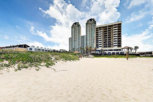 Updated Shorefront Condo with Pool - Walk to Waves! condo - image 4