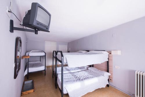 1 twin bed, 1 bunk bed