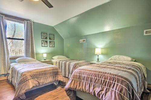 Stylish Creekside Cabin with Fire Pit Near Wineries! - image 9
