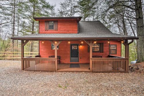 Modern Cabin with Deck in the Blue Ridge Mountains! in Blairsville, USA