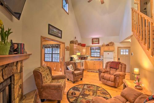 Modern Cabin with Deck in the Blue Ridge Mountains! in Blairsville, USA