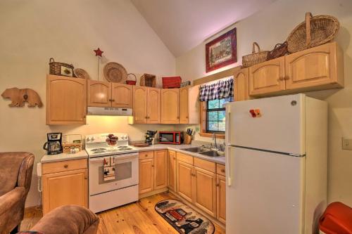 Modern Cabin with Deck in the Blue Ridge Mountains! in Blairsville, USA