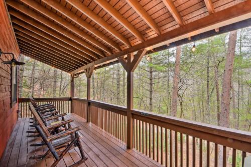 Modern Cabin with Deck in the Blue Ridge Mountains! in Blairsville, USA
