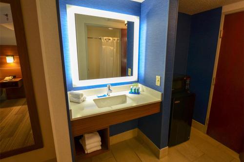 Photo - Holiday Inn Express Pittsburgh-Bridgeville, an IHG Hotel