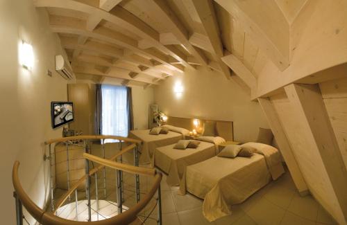 1 queen bed, 2 twin beds