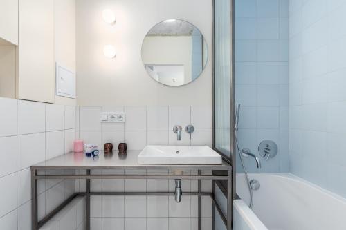 Apartments City Center Warsaw by Renters - image 2