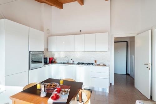 Bright Apartment Como Cavallasca - image 10