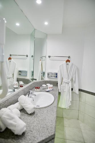Ramada Plaza by Wyndham Thraki - image 12