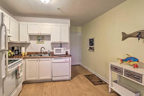 Hilton Head Condo with Pool Access - Walk to Beach!