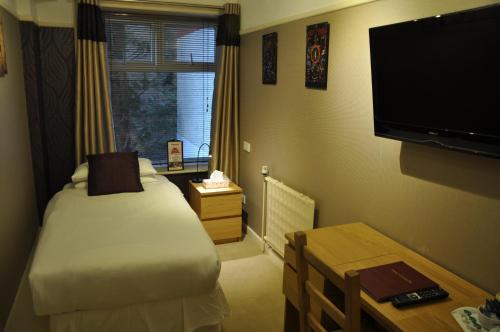 Single Room image 8