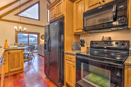Mountain Cabin with Fire Pit, Walk to Golf and Fishing, Vilas (fotografie 9)