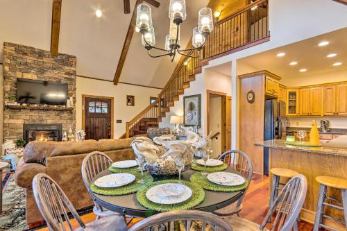 Mountain Cabin with Fire Pit, Walk to Golf and Fishing, Vilas (fotografie 5)