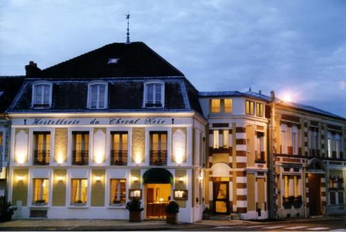 L'Hôtel Le Cheval Noir - Hôtel - Moret-Loing-et-Orvanne