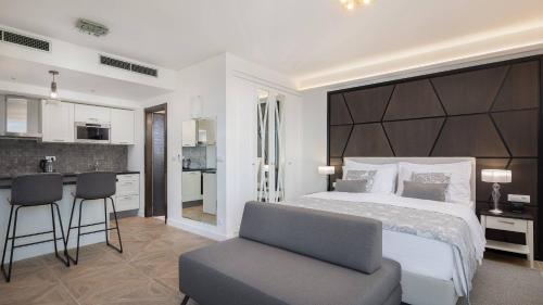 Ellure Luxury Suites - image 14