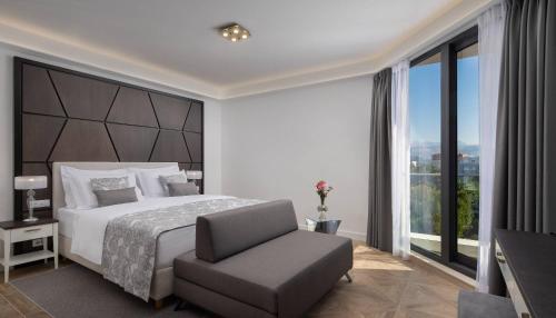 Ellure Luxury Suites - image 10