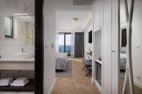Ellure Luxury Suites - image 12