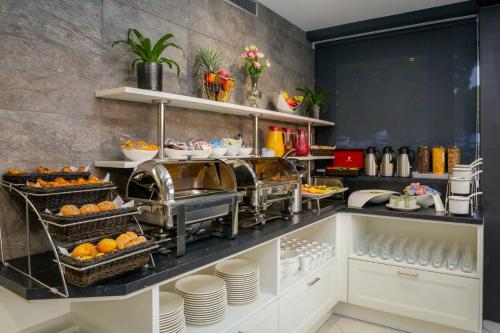 Ellure Luxury Suites - image 7