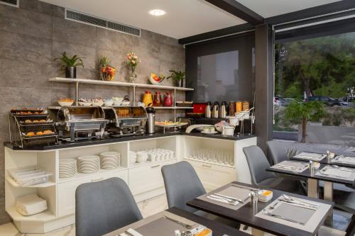Ellure Luxury Suites - image 6
